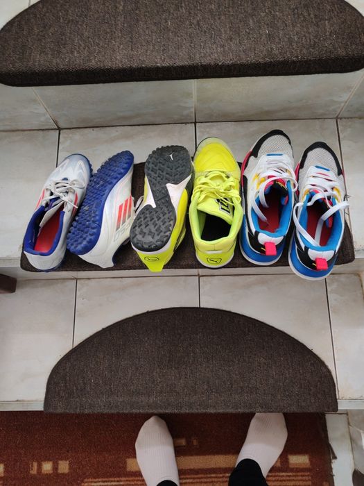 Adidași copii de fotbal și plimbare