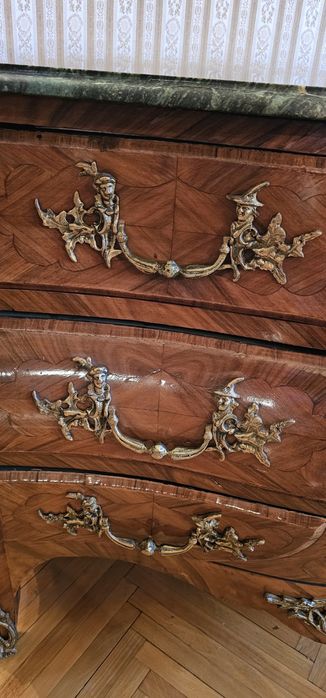 Comodă în stil Louis XV cu blat de marmură verde.