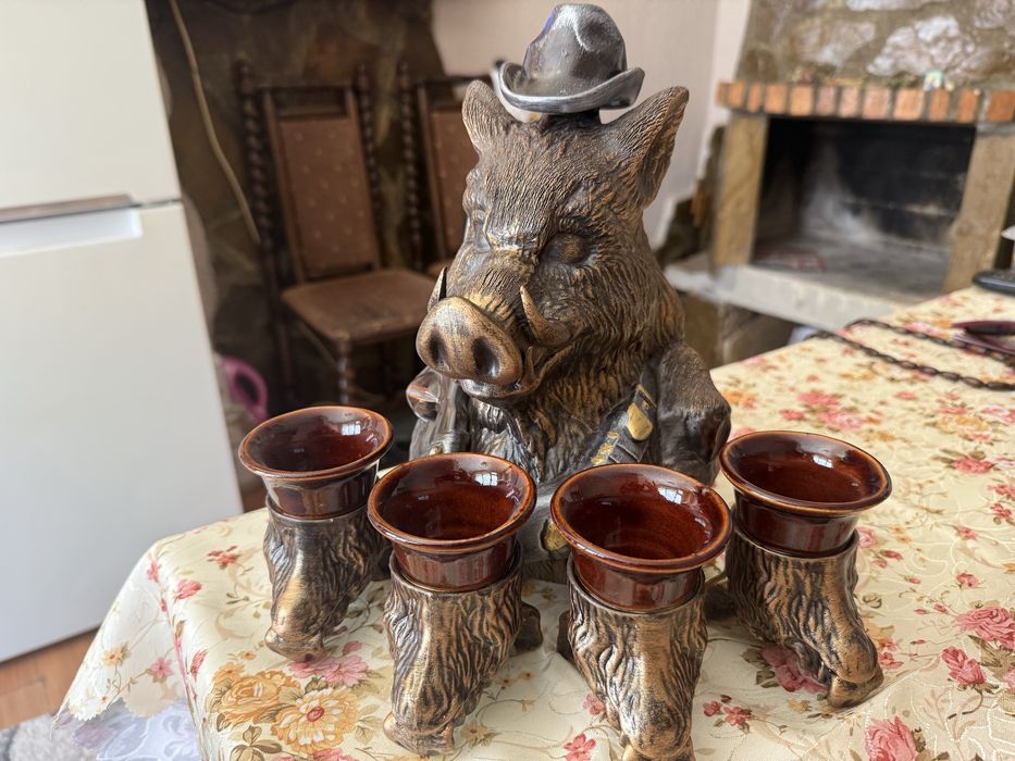 Шише за ловджии с чаши