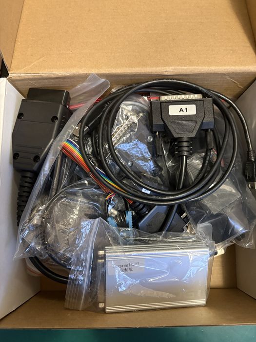 CARPROG 13.77 с пълен комплект адаптери чисто нов