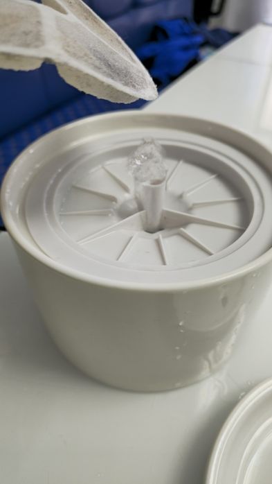 Фонтан, поилка для кошек и собак