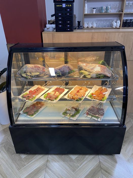 Продаю витринные холодильники.