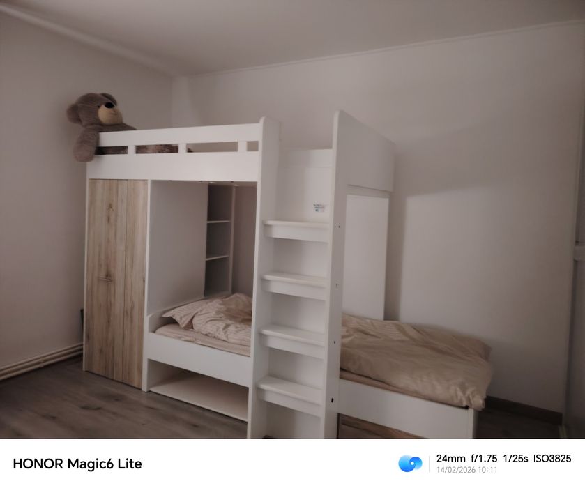 Pat supraetajat alb, cu înălțimea de 180 cm, lățimea de 100 cm și lungimea de 280 cm. Poate fi utilizat pentru a crea un spațiu de dormit eficient înt