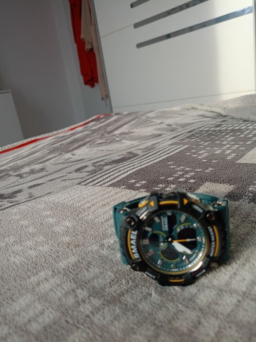 Vând ceas bărbătesc Smael funcționează doar afișajul electronic.