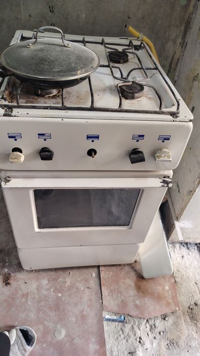 Продается газовая плита .