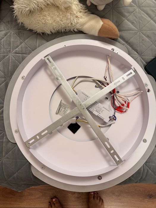 Продава се таванна лампа с дистанционно