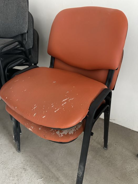 11 стульев офисные. Дешево. Продам.