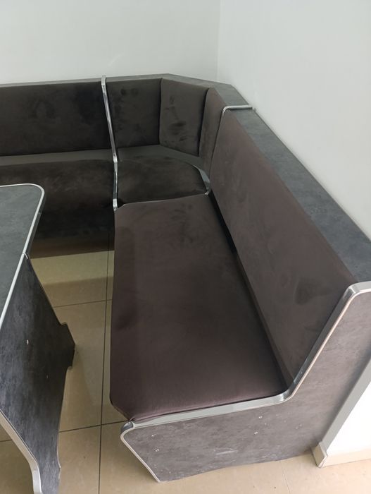 Уголок сатылады. Диван 2,00 метрге 1,80 метр. Столы 1,20 метрге 80 см.