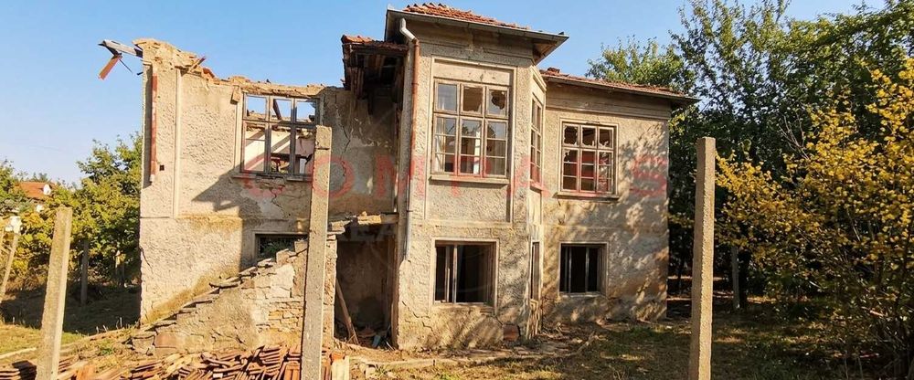 Къща с голям парцел в с. Зорница