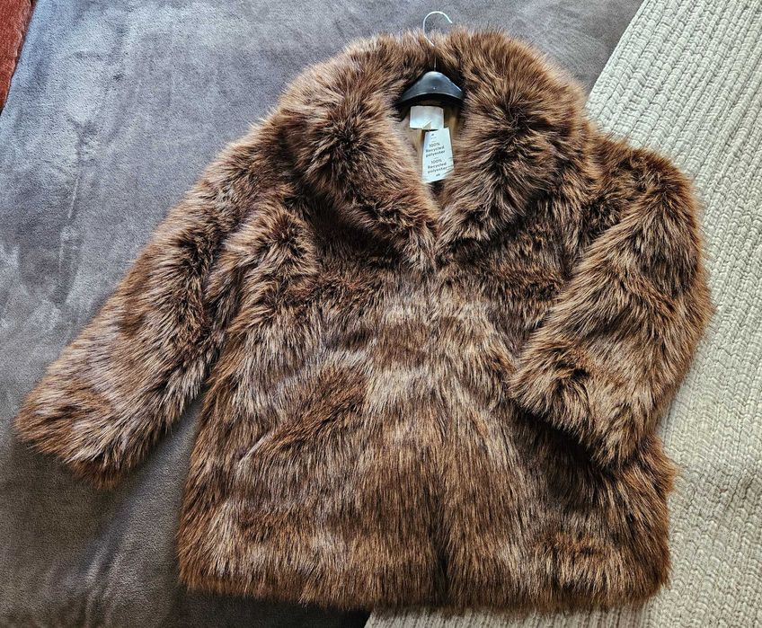 Луксозно уголемено палто на Нм. Ново с етикет.