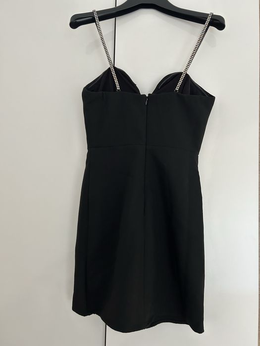 Къса черна рокличка