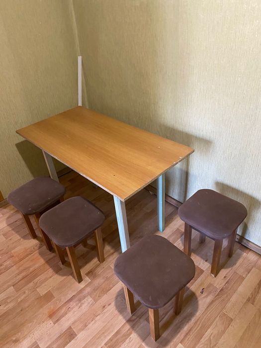 Стол с четырьмя табуретками