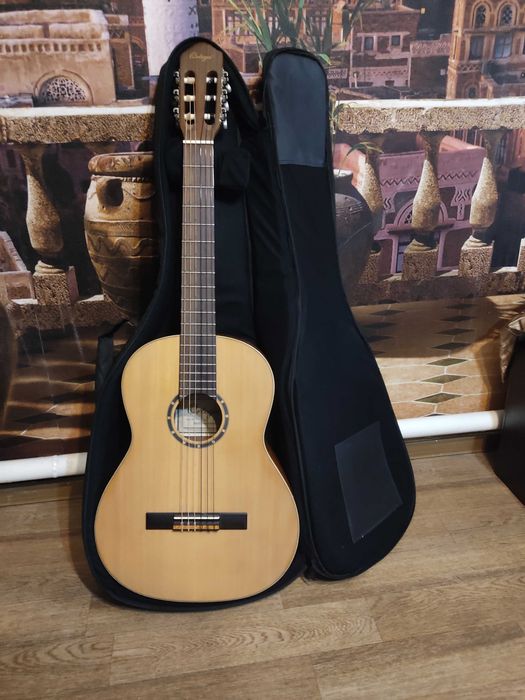 Продам классическую гитару Ortega