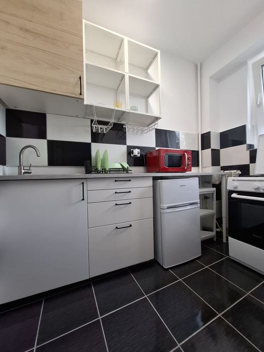 Particular inchiriez garsoniera str.Turda sector 1 complet renovata