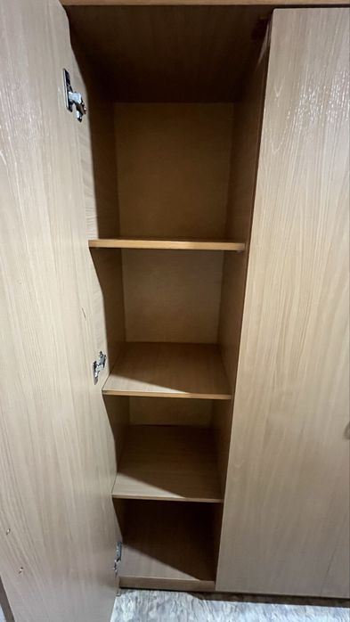 Продается 4-дверный шкаф для одежды