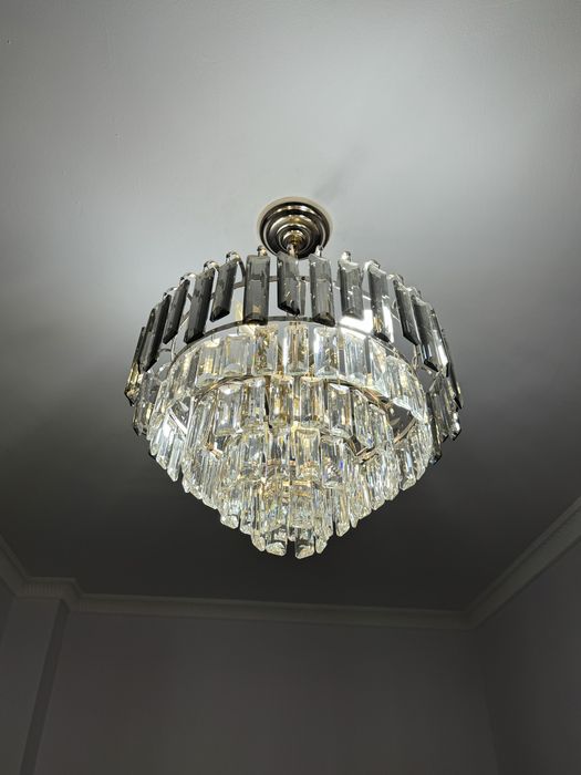 Люстралар сатылады.