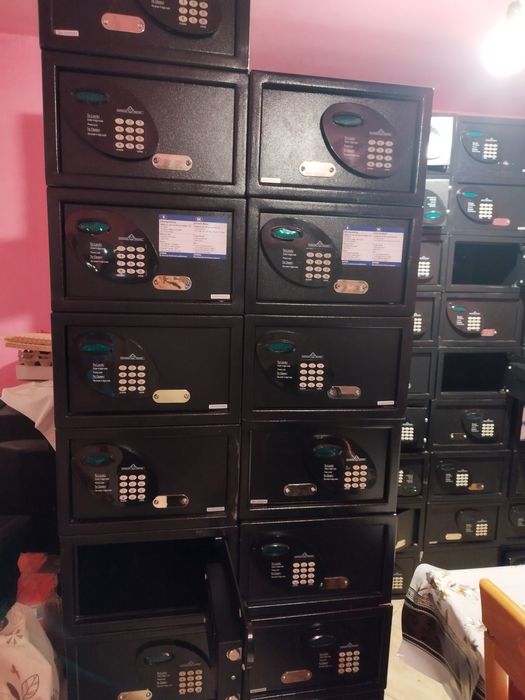 Vând seifuri                     .