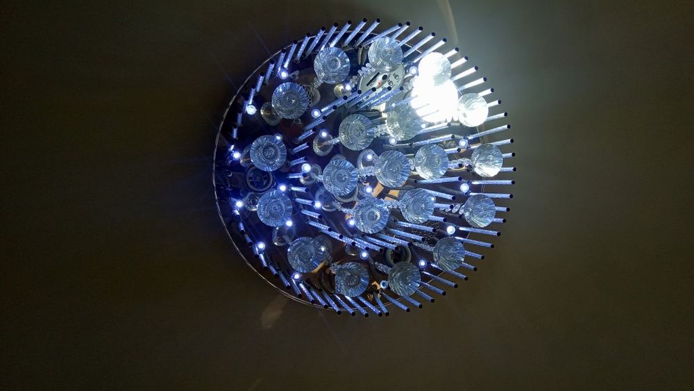 Продам люстры одинаковые