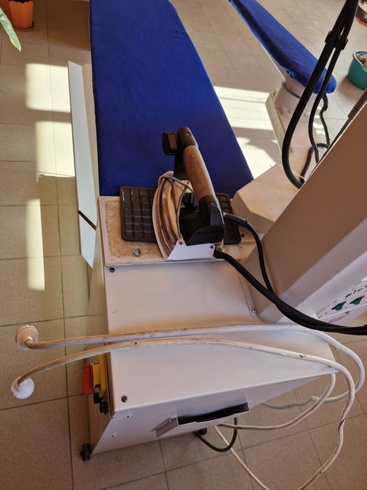 Vând masă de călcat profesională cu mânecar !