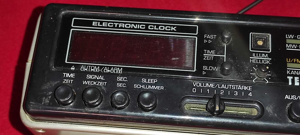 Aparat radio -TELEFUNKEN digital expert din 1974 - il vind ca defect - se aprinde