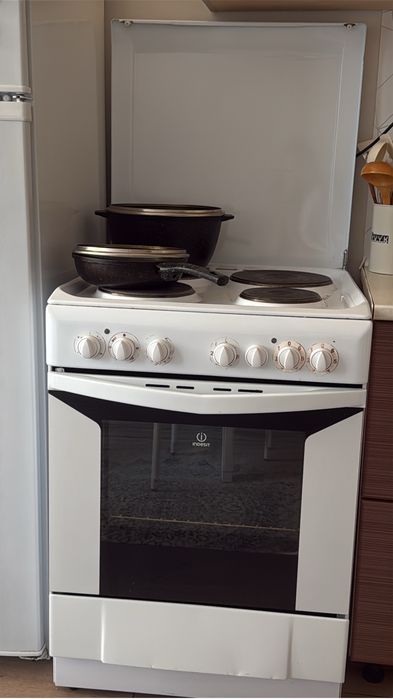 Электр плита Indesit с духовкой