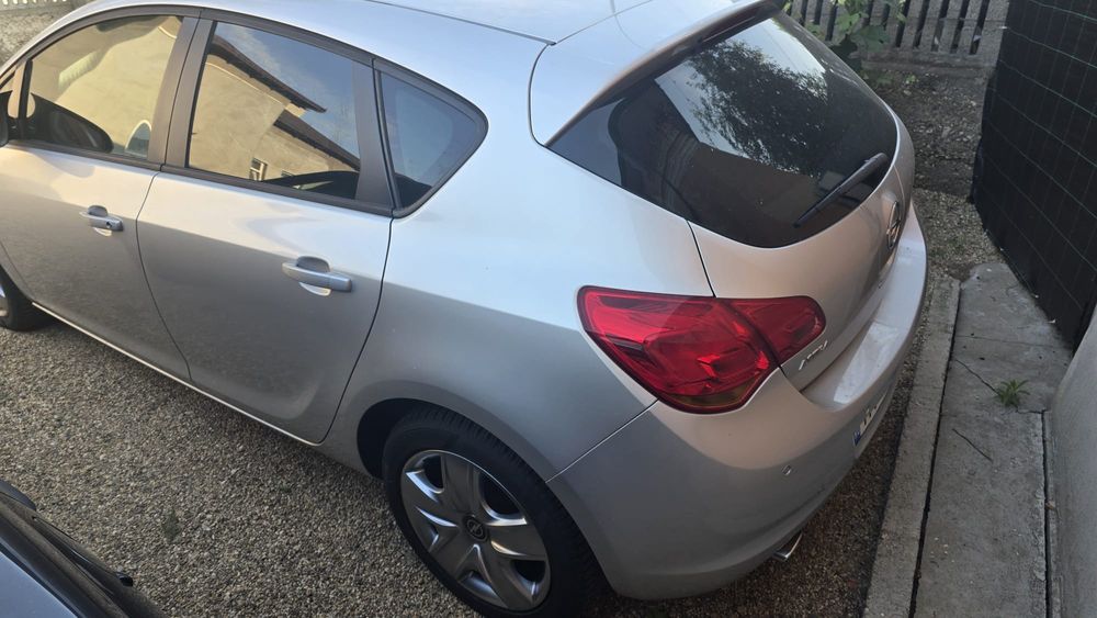 Vând Opel Astra j ...an fabricație 2012...