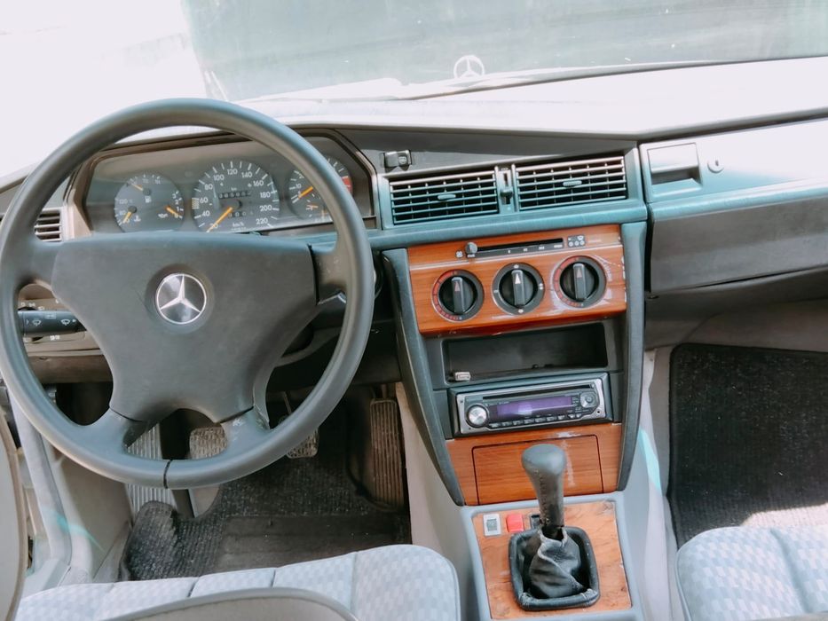 Vând Mercedes 190