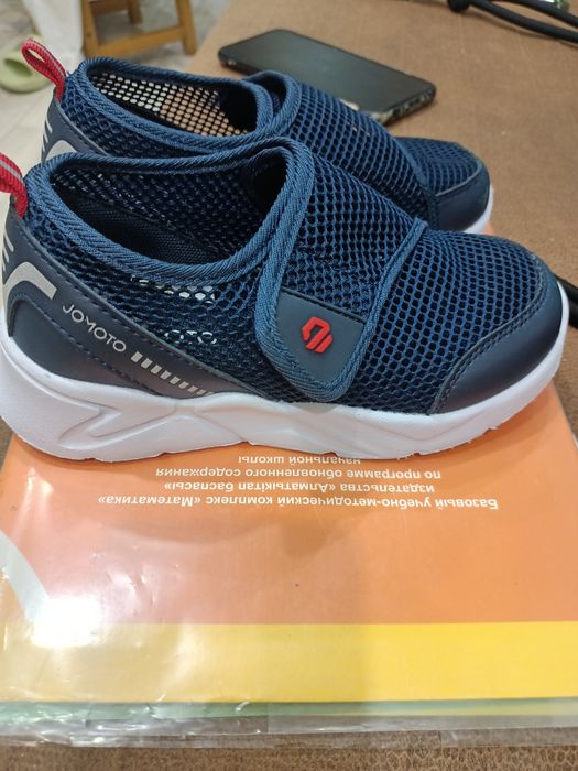 Продам лёгкие кросовки