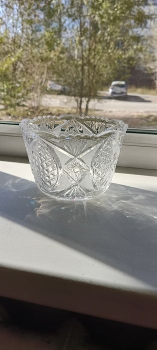 Хрустальные изделия в ассортименте.