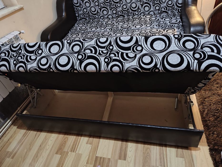 Canapea extensibilă,3 persoane,putin uzată, cu ladă depozitare!