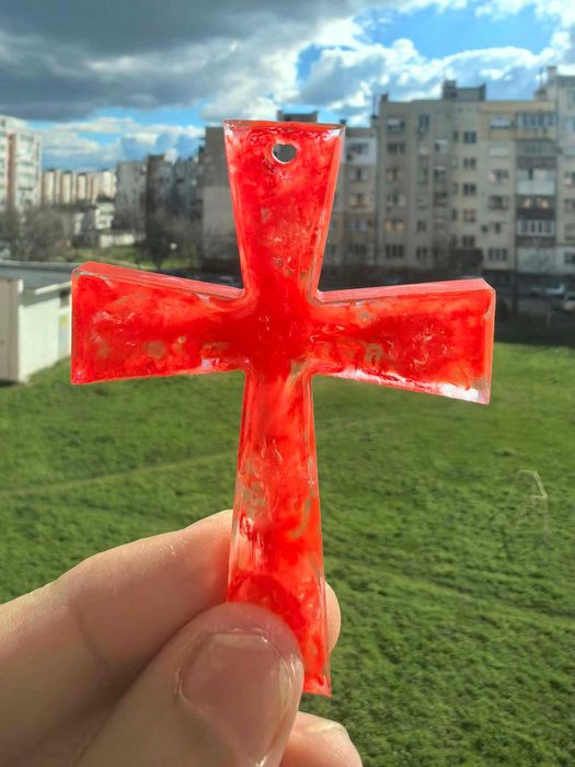 Ръчно изработено кръстче от епоксидна смола (ключодържател / висулка)