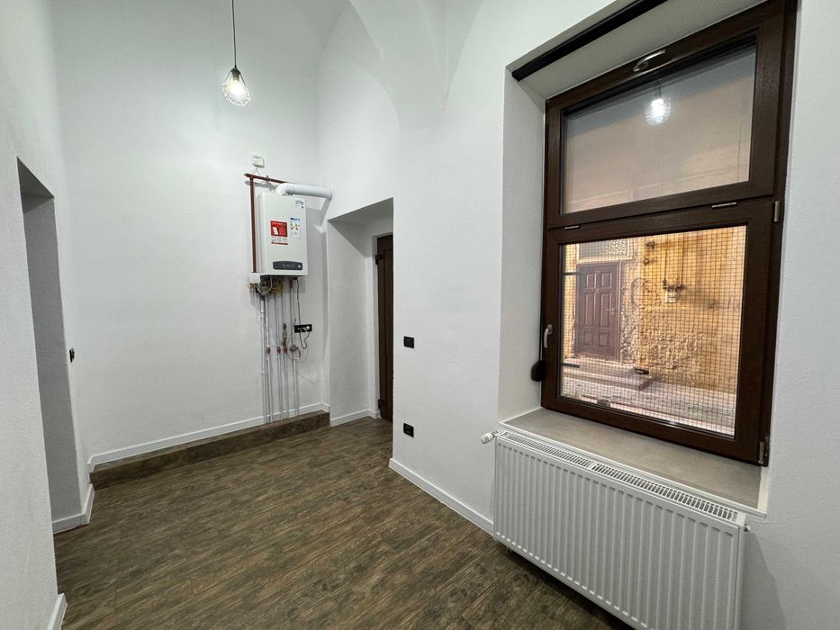 PROPRIETAR – Vând apartament ultracentral, 55 mp utili, recent renovat, situat la parter.