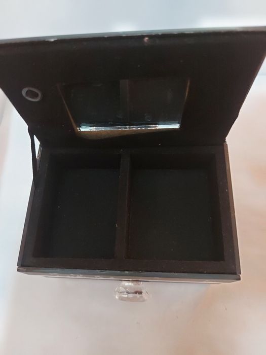 Шкатулка из стекла.