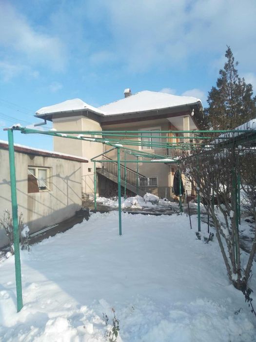 Масивна двуетажна къща