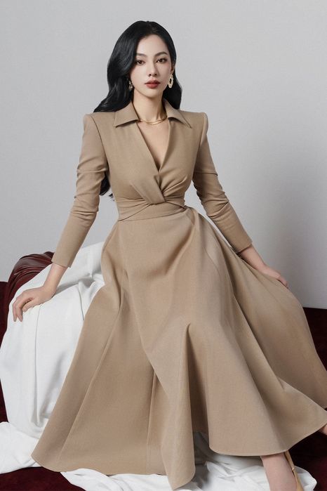 Elowyn - Fit n Flare V-Neck Midi Dress