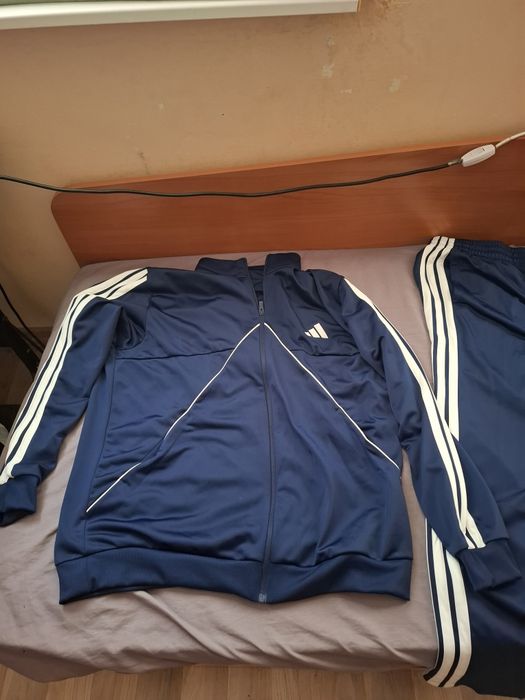 Продавам спортен екип Адидас