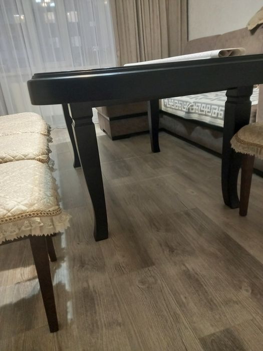 Продам стол для гостиной