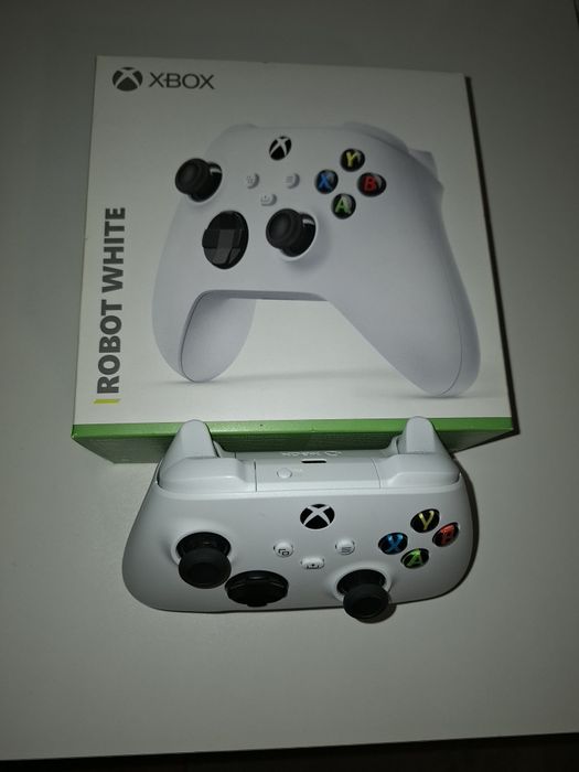 Vând controler + joc FC 23 pentru Xbox One S.