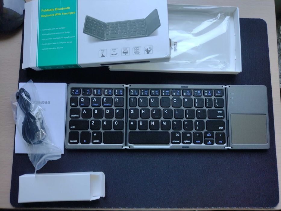 Tastatură bluetooth pliabilă cu touchpad.