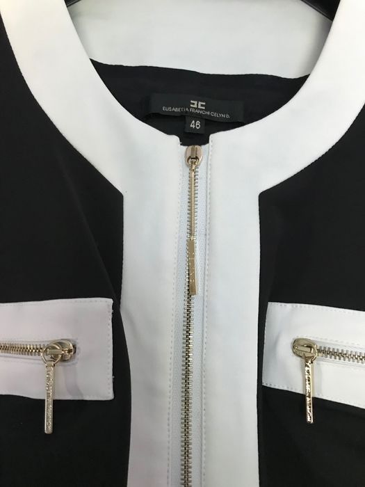 Сако Elisabetta Franchi и рокля цвят марсала