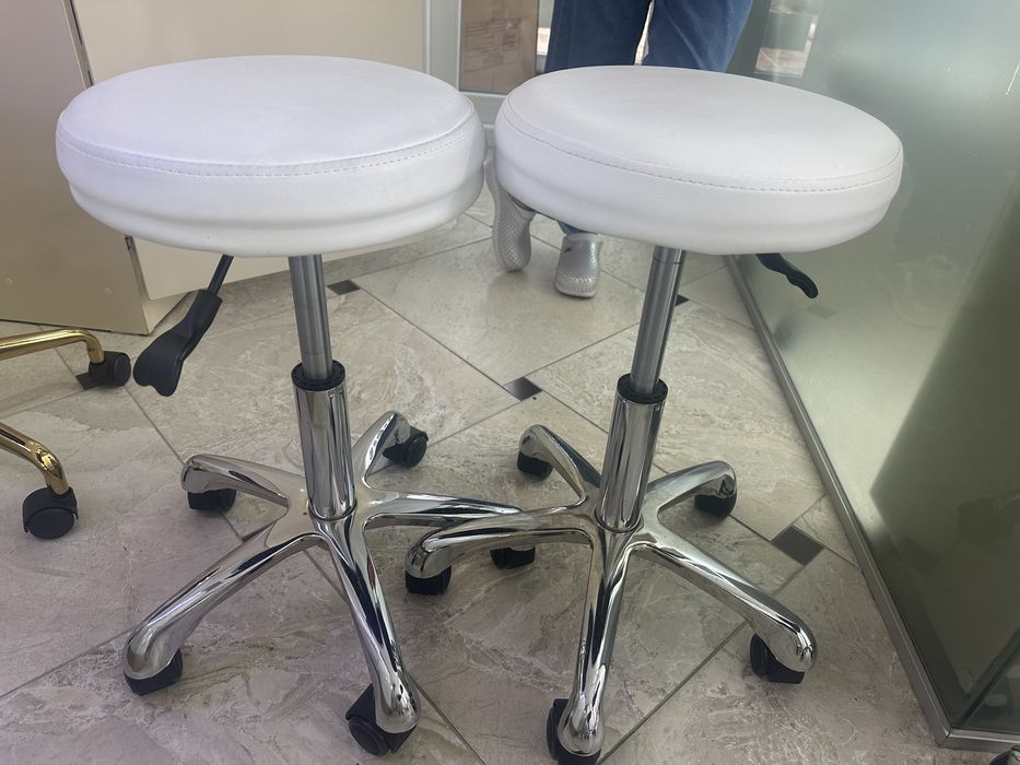 Бели и сиви табуретки