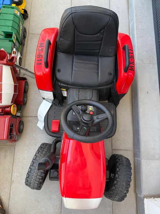 Tractoras de plimbat copiii, cu remorca