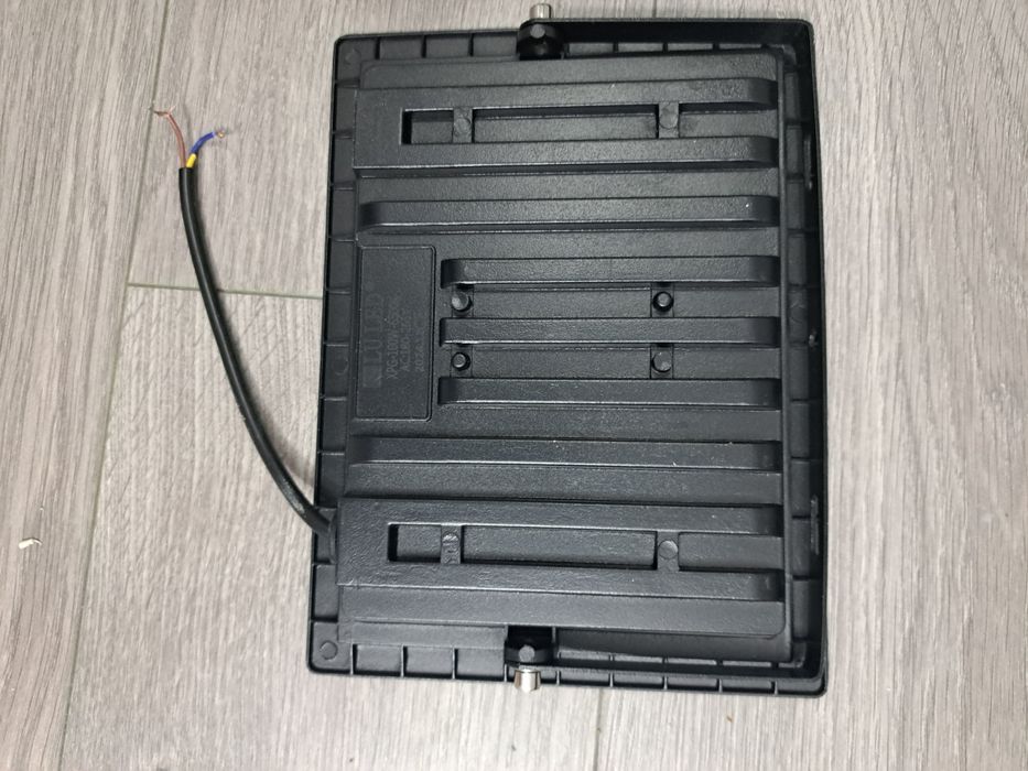 Прожектор  сатамын  . Прожектор   продам .