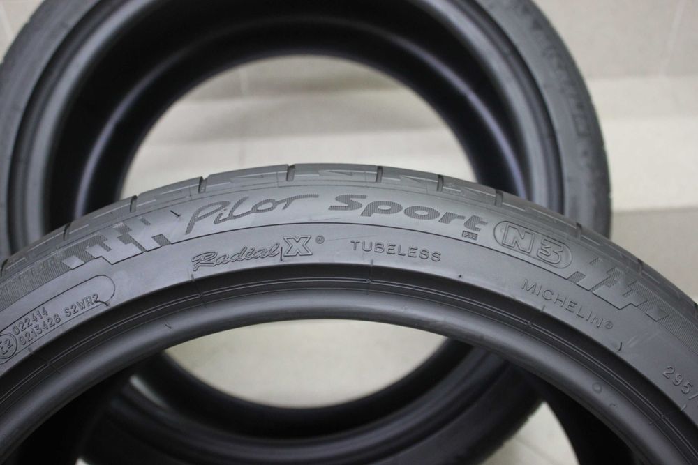 295/30-18 Michelin