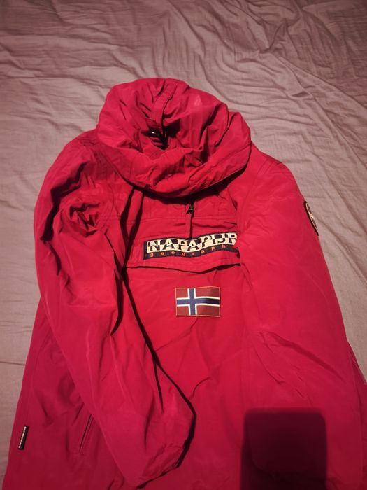 Продавам червено napapijri