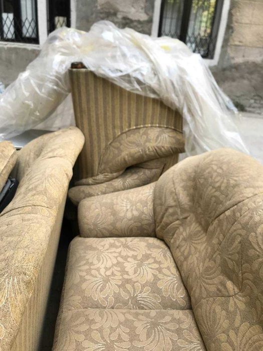 Мягкая мебель для гостиной в отличном состоянии .