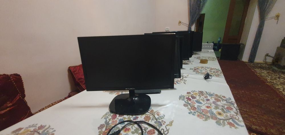 Kompyuterlar komplekt.