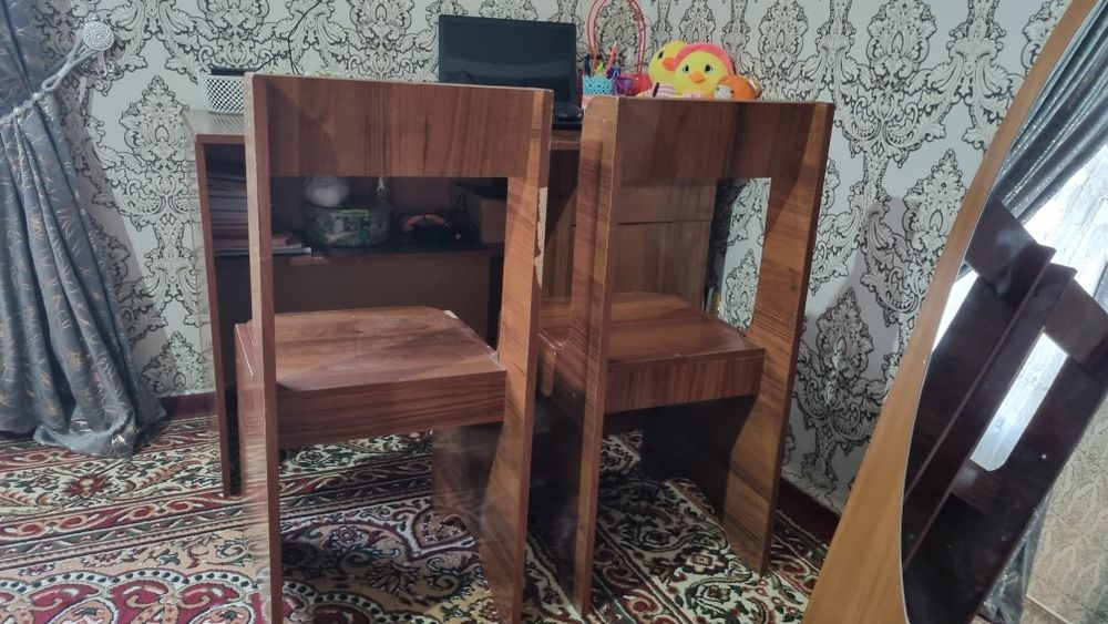 Мебель стол и стулья