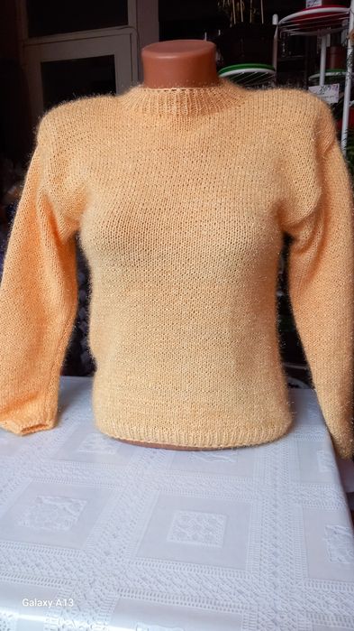 Предлагам красиви ръчно плетени дамски блузи и пуловер