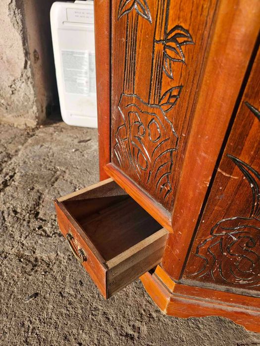 Старинен шкаф / диспенсър за насипни продукти.